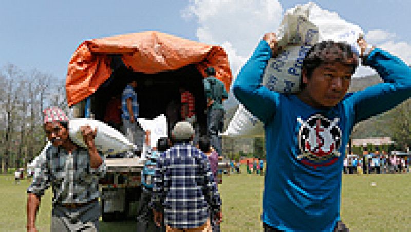A punto de cumplirse una semana del terremoto la lentitud de las tareas de rescate empieza a exacerbar los ánimos de la población