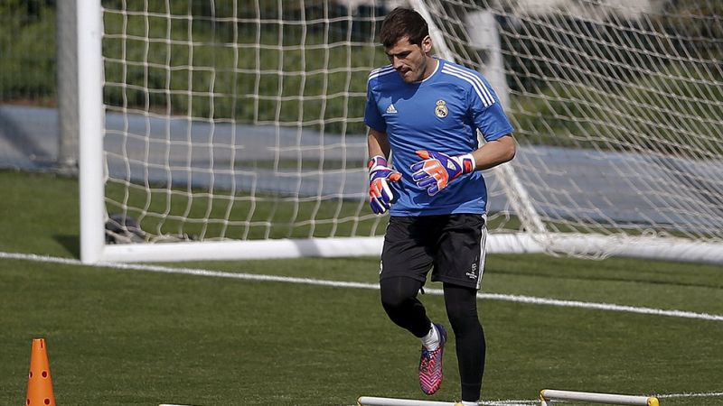 El capitán del Real Madrid, Iker Casillas, ha asegurado este  jueves que en caso de poder "elegir" un título de los dos a los que  optan en este tramo de campaña se quedaría con "el reto apasionante"  de conseguir reeditar la Liga de Campeones, mient