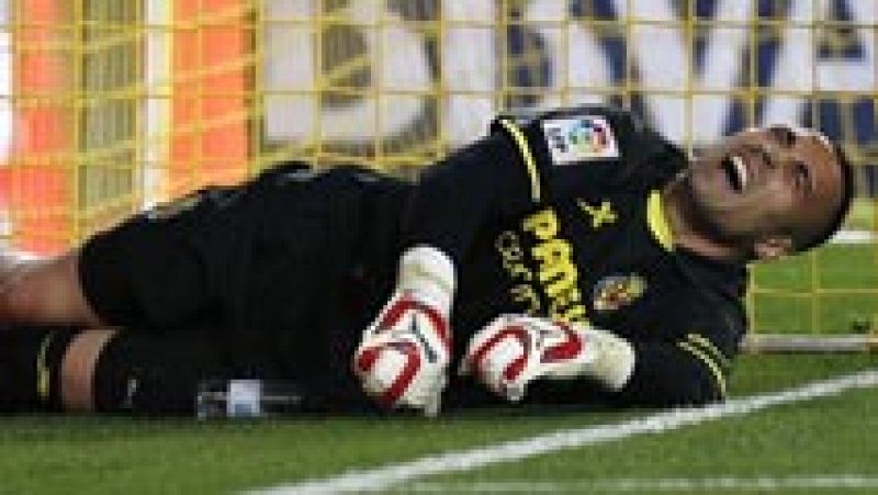 El portero del Villarreal Sergio Asenjo se vuelve a topar por tercera vez en su carrera deportiva con una grave lesión de rodilla después de sufrir una rotura de la plastia del ligamento cruzado anterior de la rodilla derecha durante el partido ante 