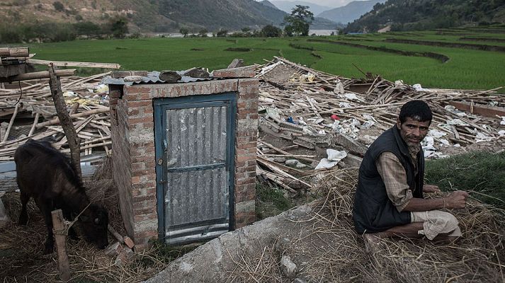 Telediario 1 - El último recuento de muertos por el terremoto en Nepal supera los 6.200