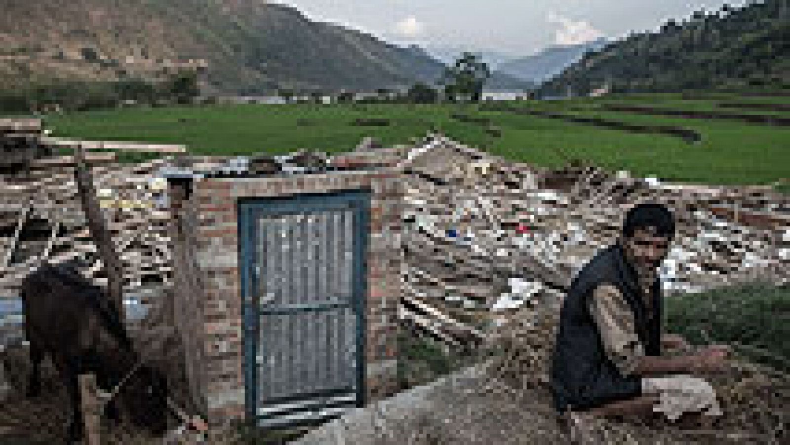 Mientras los equipos de rescate afrontan su séptimo día de trabajo en Nepal la cifra de víctimas no para de aumentar. El último recuento oficial de muertos por el terremoto de 7,8 grados que el pasado sábado devastó muchas zonas del país ha superado los 6.200 y el de heridos alcanza casi los 14.000, aunque se estima que esos datos están todavía lejos del total de víctimas, al desconocerse los efectos del seísmo en las zonas más remotas.