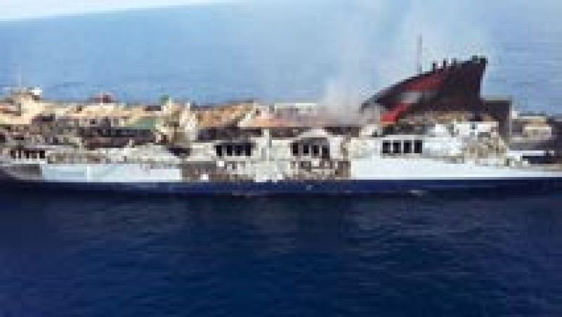 El armador del ferry incendiado quiere remolcarlo a Sagunto