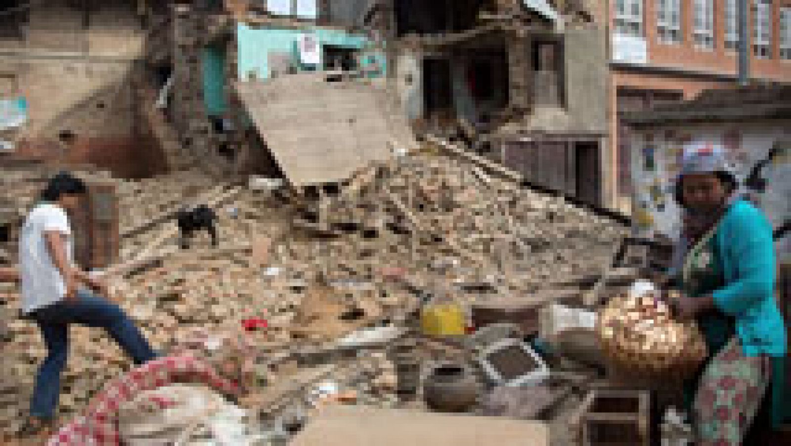 Informativo 24h: Cientos de miles de personas de las zonas remotas de Nepal siguen esperando ayuda una semana después del terremoto | RTVE Play