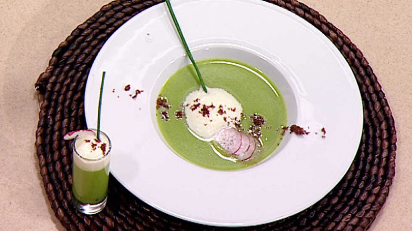 Cocina con Sergio - Crema de guisantes con espuma de azafrán