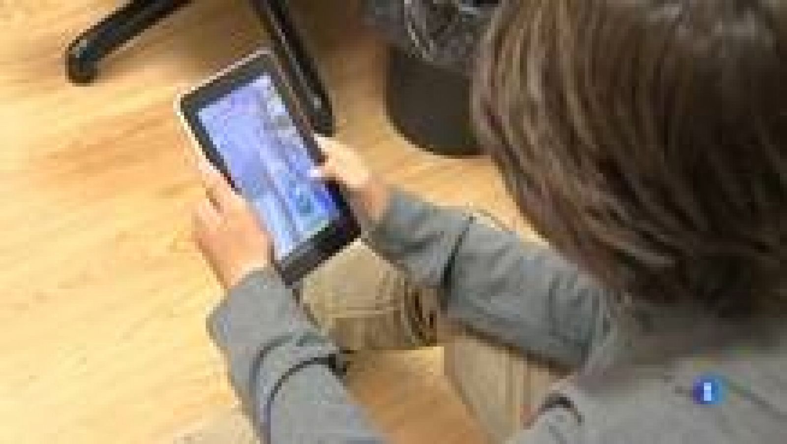 L'Informatiu: La relació, de vegades difícil, dels nens amb la tecnologia | RTVE Play