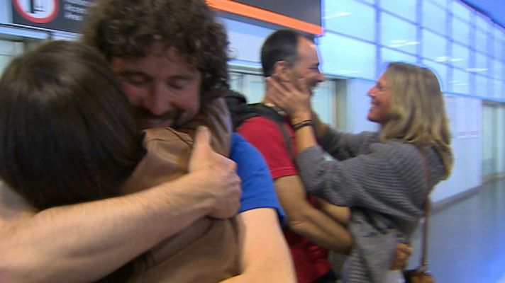 Telediario 1 - Regresan los alpinistas españoles a Barajas