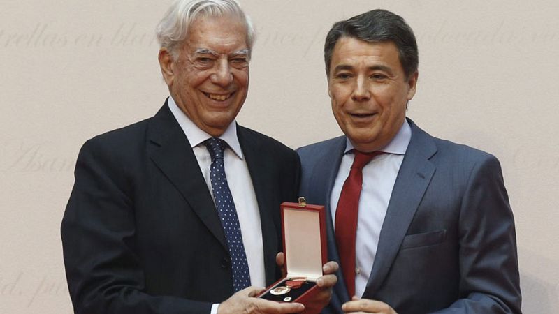 González entrega la Medalla de Oro de la Comunidad de Madrid al escritor Vargas Llosa