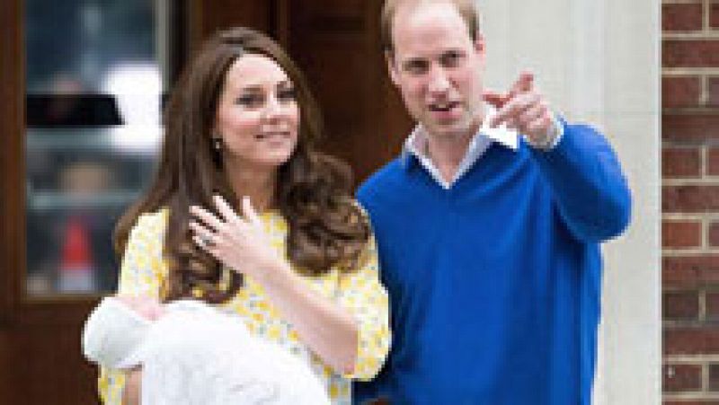 Los duques de Cambridge salen del hospital con su hija