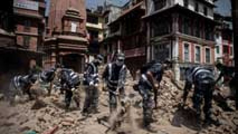 Nepal eleva a más de 7.000 la cifra de víctimas por el terremoto