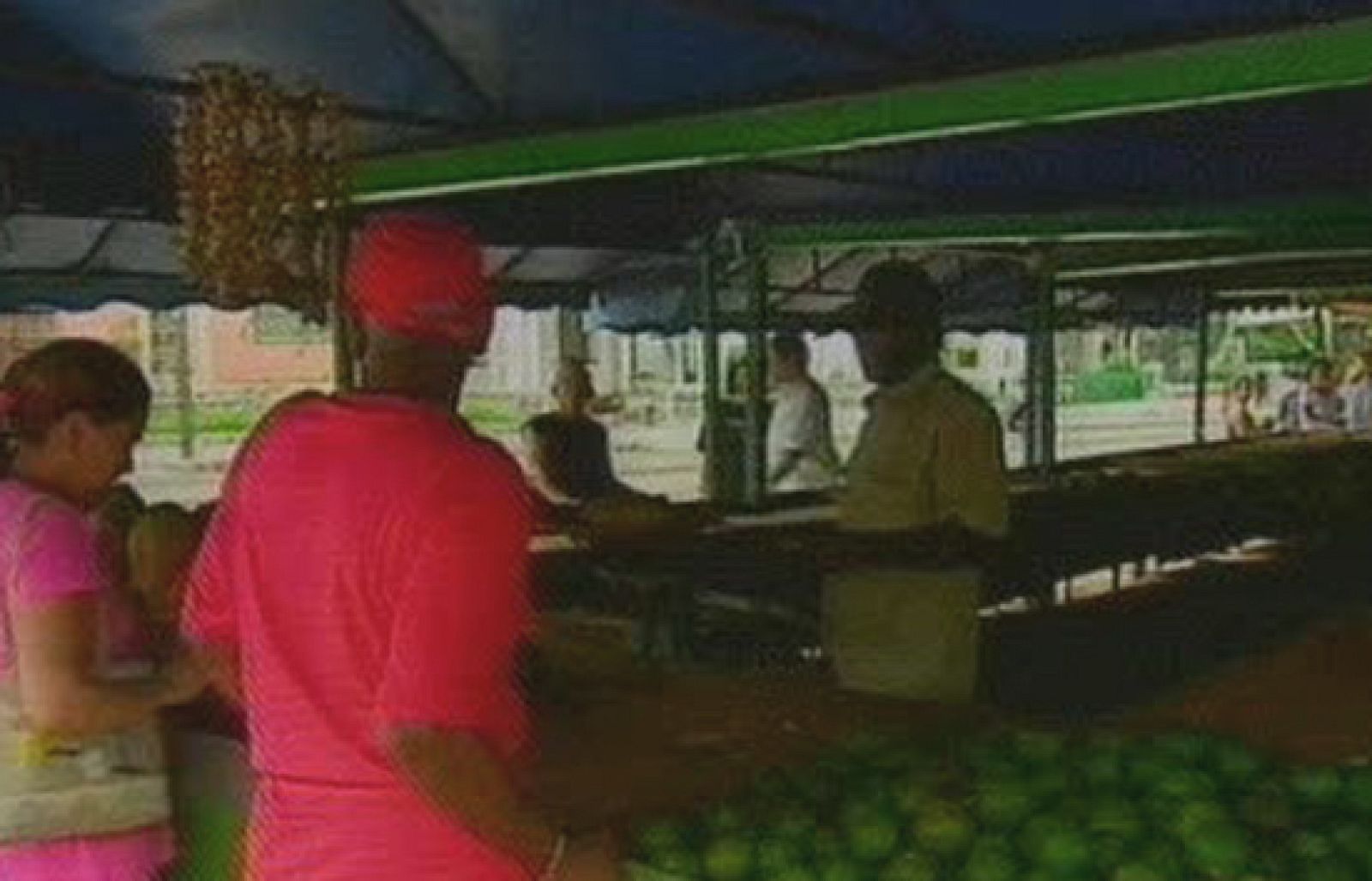 Además de la crisis económica mundial los cubanos viven su particular octubre negro de desabastecimiento y escasez de alimentos. El gobierno promete mano dura contra los especuladores mientras avanzan con esfuerzo las tareas de reconstrucción tras el paso del huracán."De Sur a Norte" se emite los jueves a las 01.30 horas en el Canal 24 Horas de RTVE.  