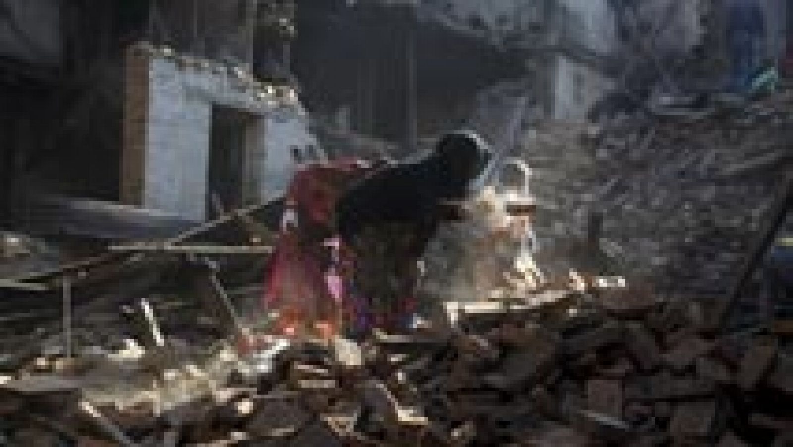 Cientos de heridos continúan llegando a los sobrepasados hospitales nepalíes tras el terremoto