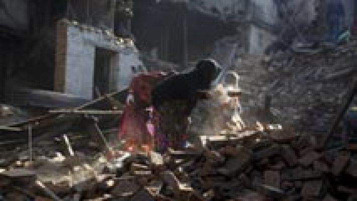Telediario 1 - Terremoto Nepal - Heridos continúan llegando