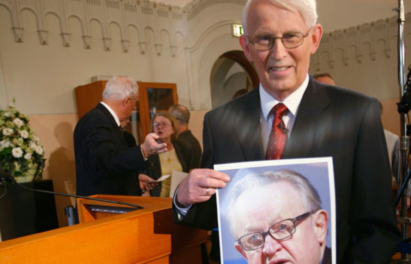 El diplomático finlandés Martti Ahtisaari es el nuevo con el Nobel de la Paz 2008