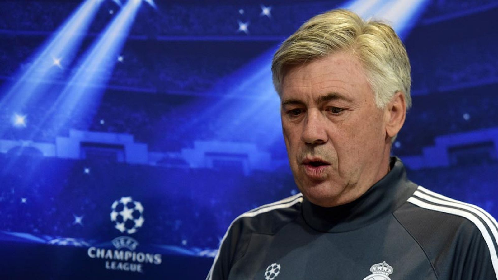 El entrenador del Real Madrid, Carlo Ancelotti, ha descartado en la rueda de prensa previa al partido ante la Juventus la opción de jugar con tres centrales, pero ha dejado abierta la puerta a utilizar, de nuevo, a Sergio Ramos como mediocentro.