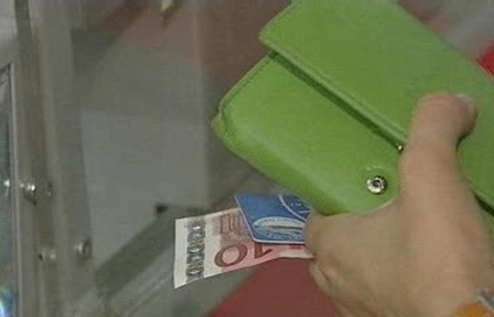 El petróleo baja a su mínimo anual por el temor a que la crisis reduzca la demanada de crudo | Ver