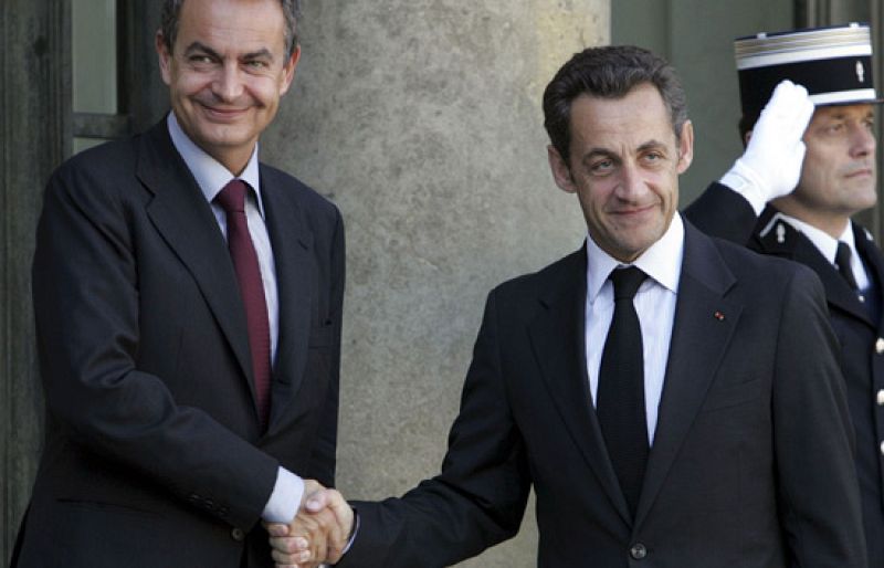  Zapatero y Sarkozy se reúnen en París