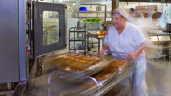 Telediario 1 - El número de parados registrados bajó en 118.923 en abril y el total de inscritos fue de 4.333.016