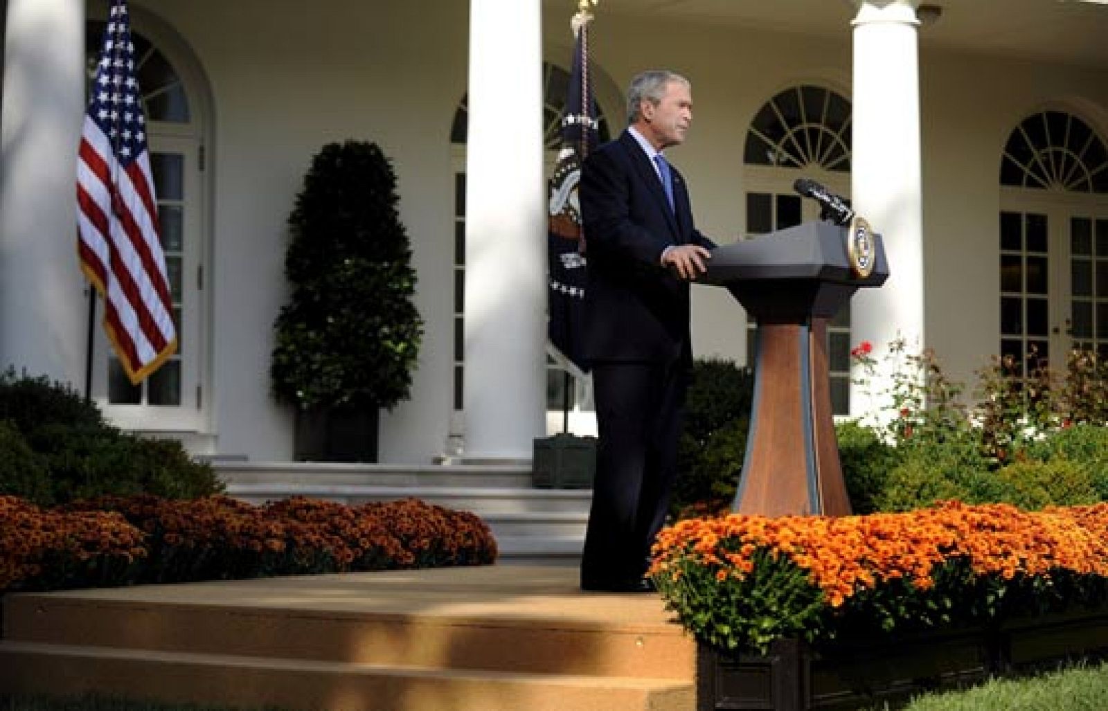 Los mensajes del presidente de EE.UU., George W. Bush, no están consiguiendo su objetivo, tranquilizar los mercados, según los analistas, informa Rosa María Molló desde Nueva York.