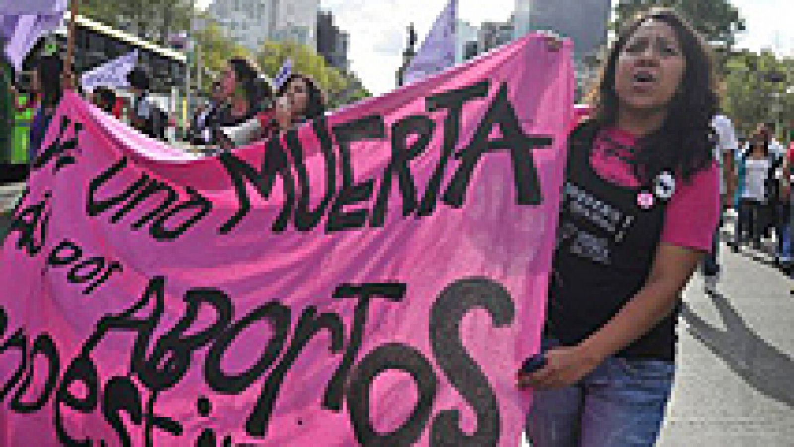 Telediario 1: Paraguay impide el aborto de una niña de 10 años embarazada tras una violación | RTVE Play
