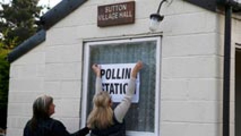 Los británicos votan en una de las elecciones más reñidas de su Historia 