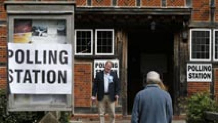 Los británicos votan en una de las elecciones más reñidas 