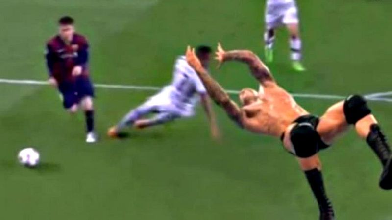 "Cayó como un árbol" dice la prensa alemana sobre el regate de Messi al defensa alemán. El otro señalado es Guardiola.