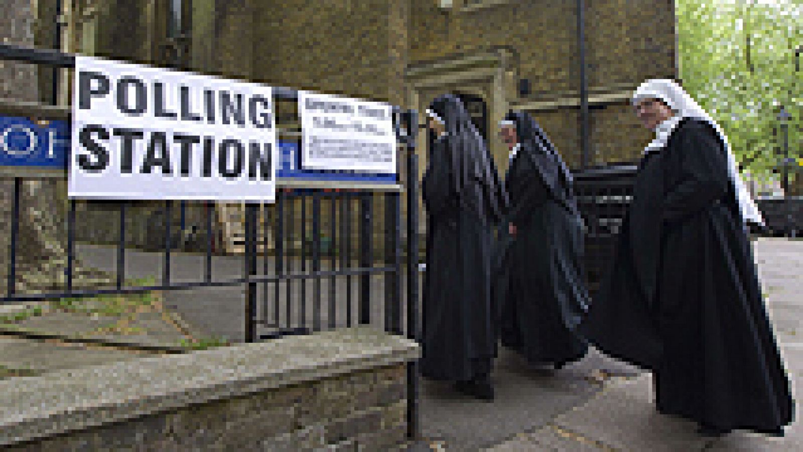 Los británicos votan este jueves con normalidad para determinar a su próximo Gobierno en una de las elecciones más reñidas de su historia. Más de 45 millones de personas mayores de 18 años están llamados a las urnas, que han abierto en 40.000 colegios electorales a las 7.00 hora local.