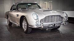 Así llegó el Aston Martin DB5 a la exposición 'Diseñando 007: Cincuenta años de James Bond'