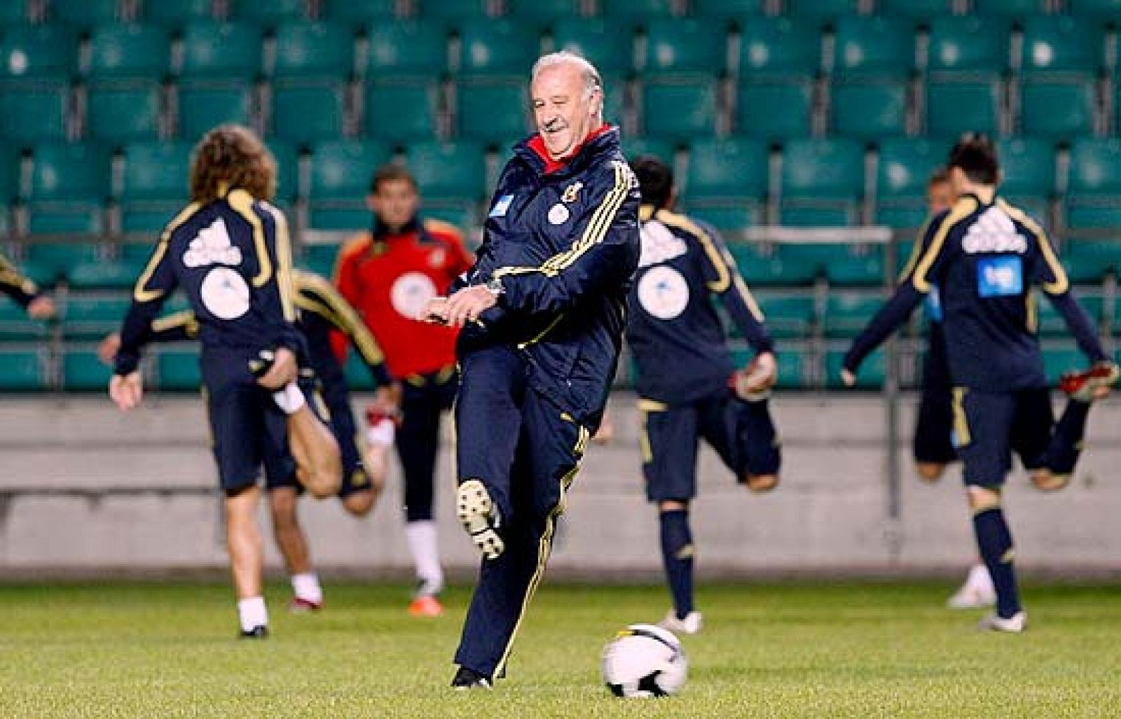 El técnico dice ser un descreído del Balón de Oro, porque hay jugadores como Roberto Carlos, "que ha sido la leche", y no lo tienen.