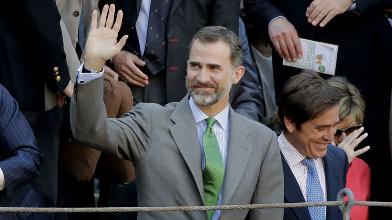 Don Felipe asiste, por primera vez como rey, a una corrida de toros