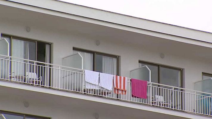 Telediario 1 - Un turista finlandés ha muerto al precipitarse de un balcón