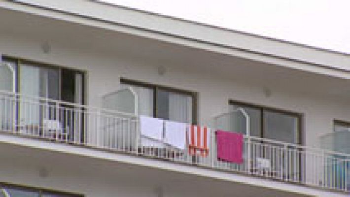 Telediario 1 - Un turista finlandés ha muerto al precipitarse de un balcón