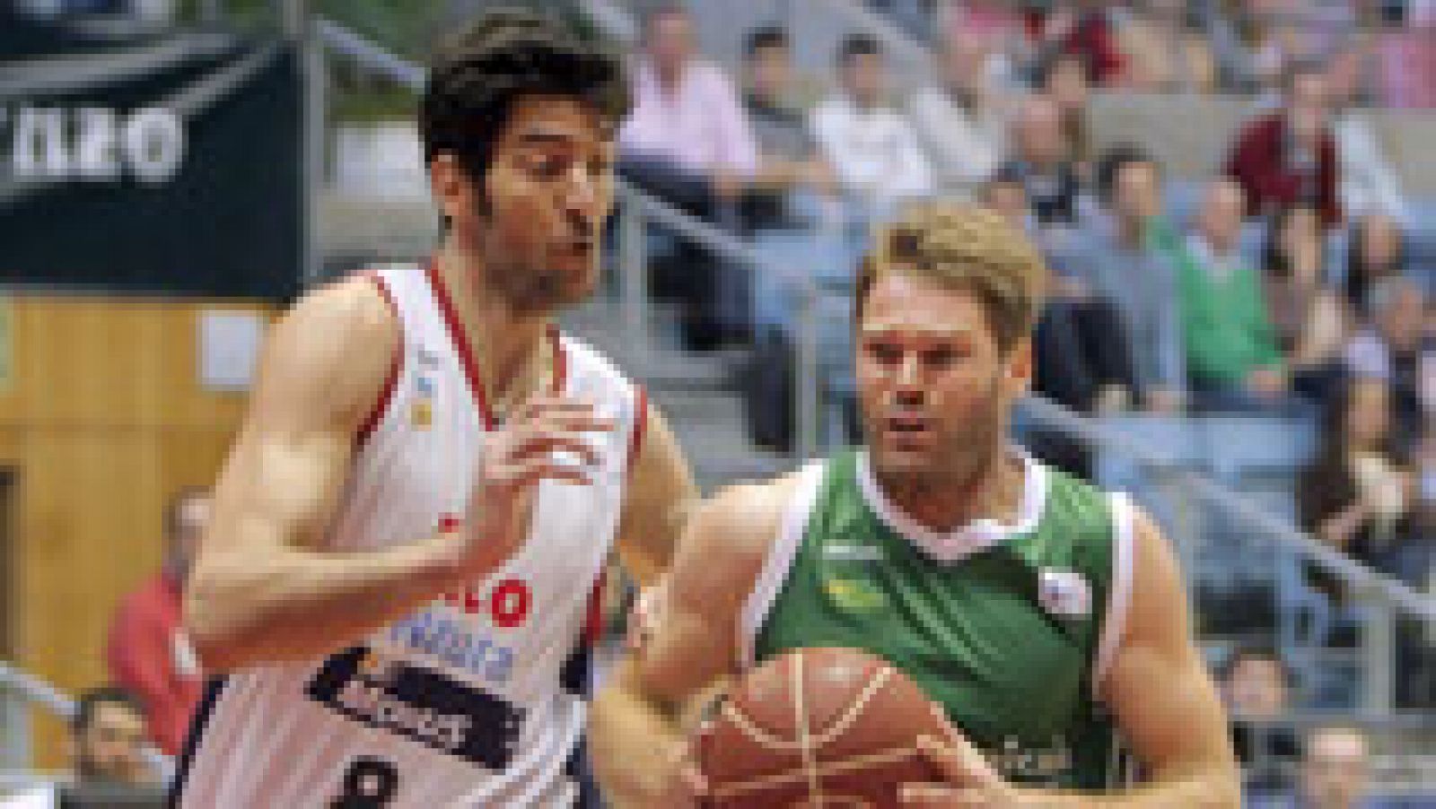 El conjunto gallego remontó la desventaja de nuevo puntos que tenía al descanso y la ausencia por lesión de Corbacho para imponerse con 24 puntos de Waczynski como hombre más destacado.