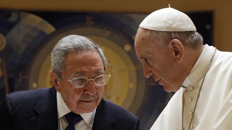 Raúl Castro: "Si el papa continúa hablando así volveré a rezar"