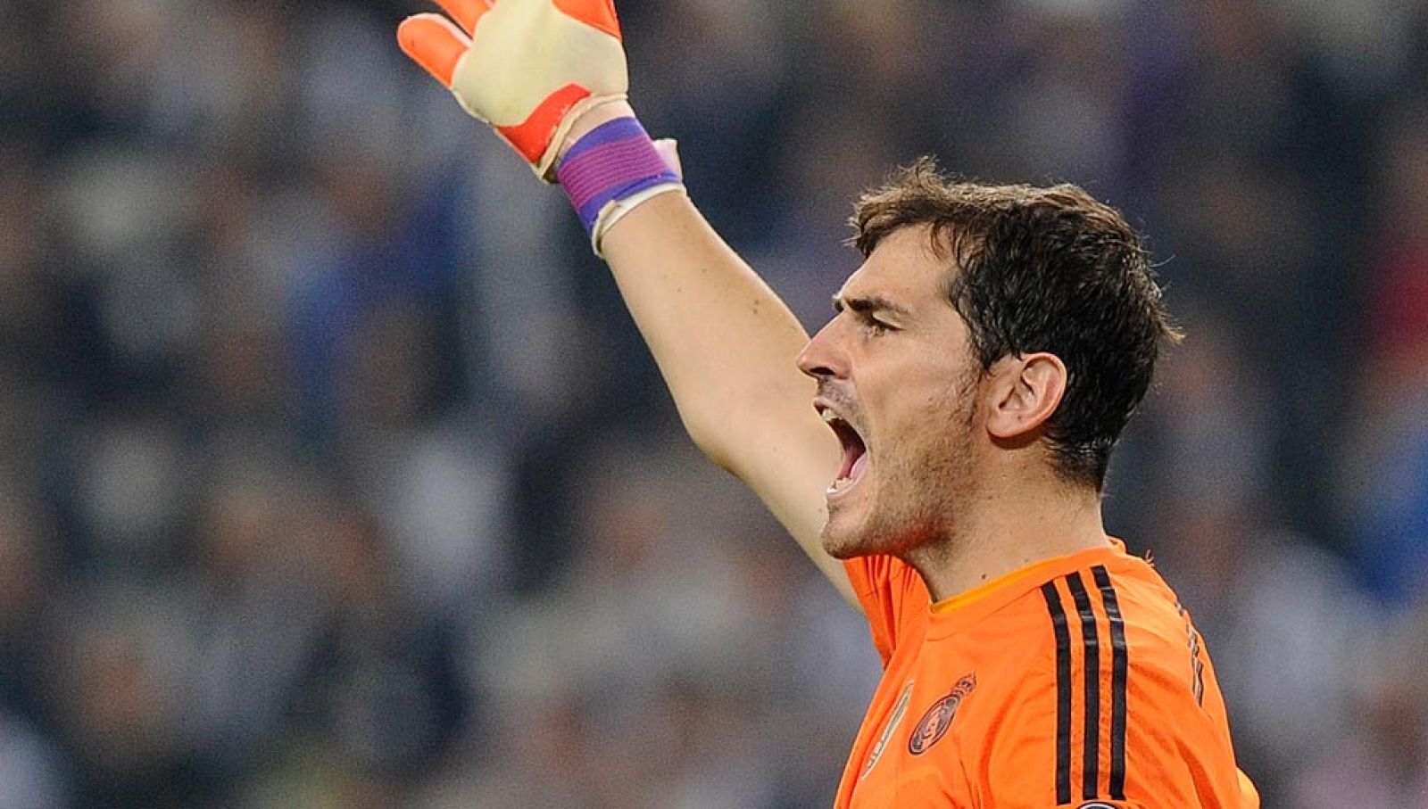 En el casi adiós a la Liga, el público del Bernabéu señaló a un jugador, Iker Casillas. El portero está en la diana, aunque no sea el responsable claro de los goles ante el Valencia. El meta blanco está acostumbrado, pero con su equipo jugándose la liga por primera vez estalló.