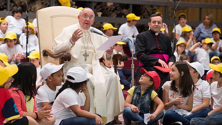 Telediario 1 - Miles de niños "entrevistan" al papa Francisco