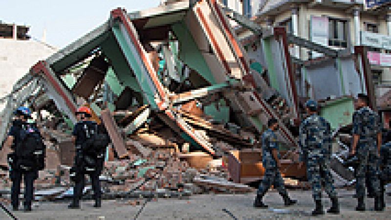 Un nuevo seísmo de magnitud 7,3 cerca de Katmandú sacude la zona más castigada de Nepal