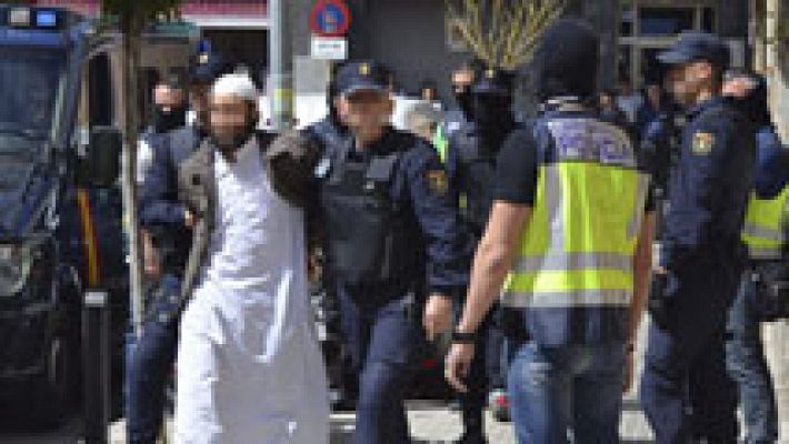 Telediario 1 - Dos detenidos en Barcelona por difundir propaganda del EI