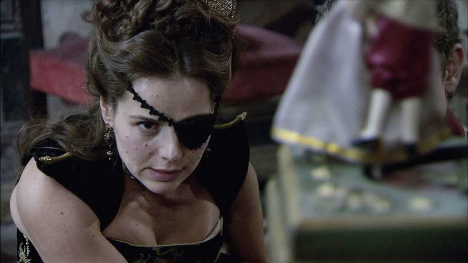 Águila Roja- Lucrecia y Nuño descubren el secreto de la caja misteriosa