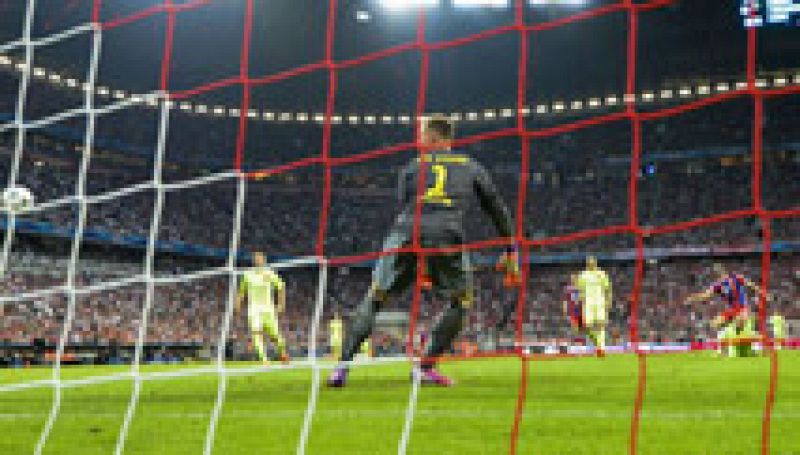 El delantero polaco del Bayern Robert Lewandowski ha anotado el 2-2 ante el FC Barcelona en el minuto 59 de juego. Recibe en el semicírculo, regatea a Mascherano y dispara ajustado al palo. 