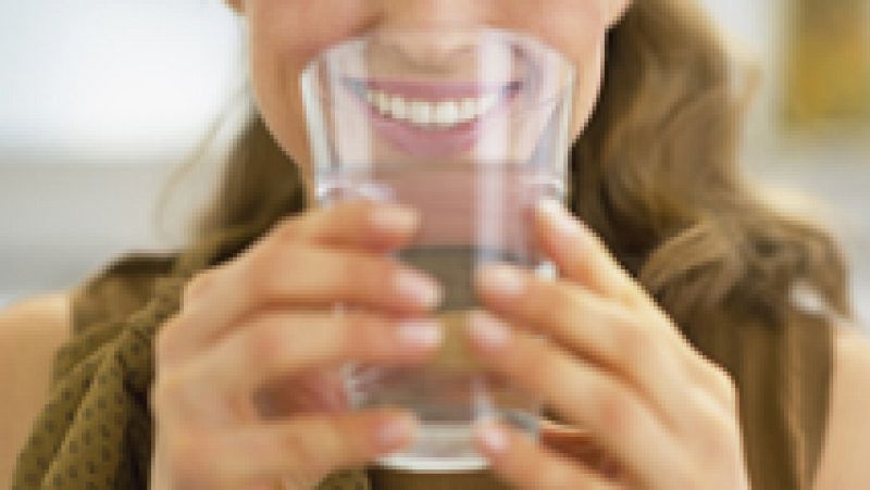 Beber agua durante las comida engorda