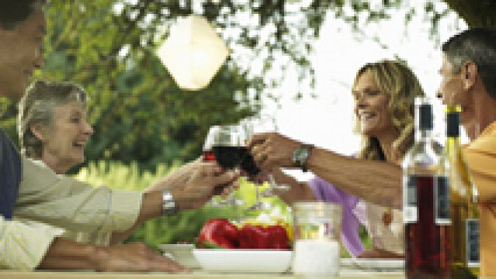 ¿Una copita de vino en las comidas es saludable?