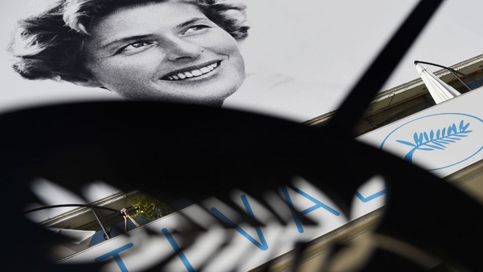 Emmanuelle Berco, segunda mujer que inaugura el Festival de Cannes en la historia - Informativo 24h | Ver