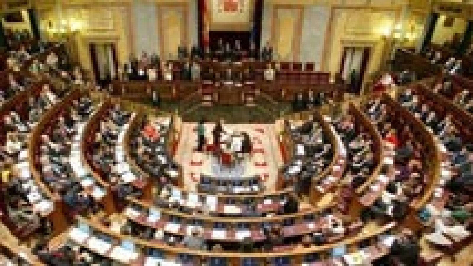 Rajoy defiende la recuperación y el PSOE le reprocha que aboca a los jóvenes a "pasaporte o INEM" | Ver