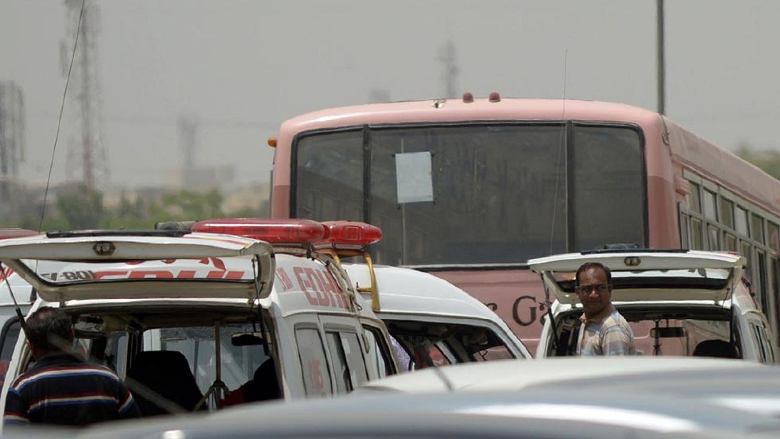 Matan a 43 chiíes en el ataque a un autobús en la ciudad paquistaní de Karachi