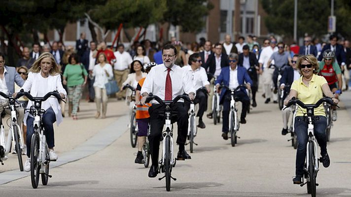 Telediario 1 - Rajoy hace campaña montado en bici y Sánchez visita Andalucí