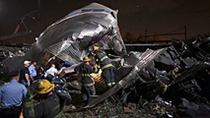 Al menos cinco muertos y más de 50 heridos en el descarrilamiento de un tren en Estados Unidos