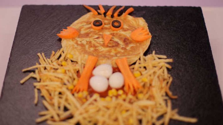  - Mamá pollito de tortilla en su nido