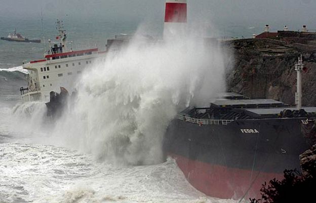 Se parte el barco encallado