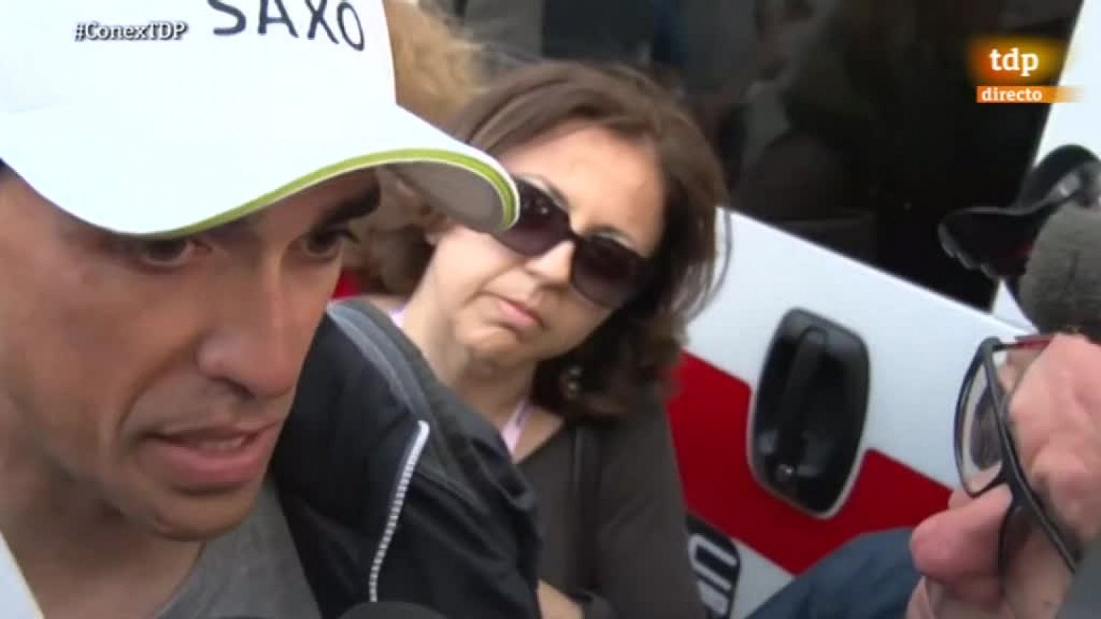 El ciclista español Alberto Contador (Tinkoff-Saxo), líder del  Giro de Italia 2015, continuará en la ronda italiana pese a haberse  producido este jueves una luxación en el hombro izquierdo con motivo  de la sexta etapa, que finalizó en la localidad de Castiglione Della  Pescaia. 
